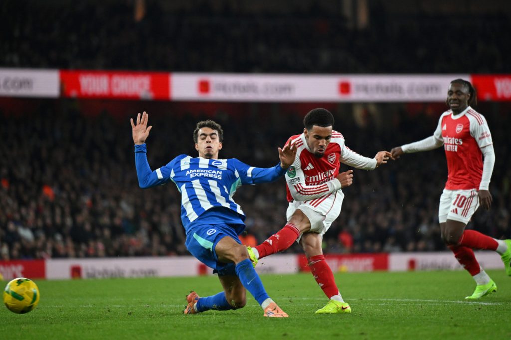 Arsenal supera Brighton e avança às quartas na Copa da Liga