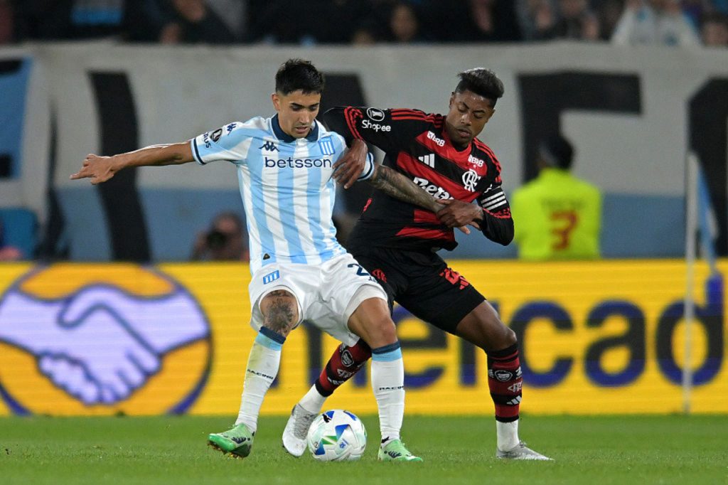 Flamengo segura Racing com um a menos e vai para a final da Libertadores