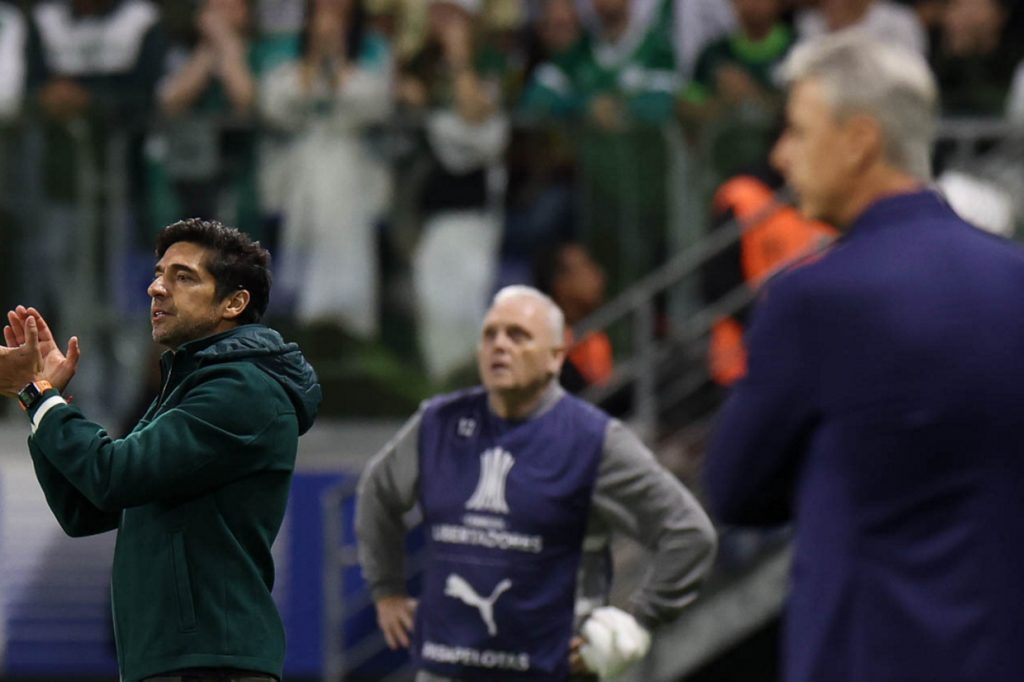 Tiago Nunes chama gramado do Allianz de ‘pátio de escola’ e critica Abel Ferreira