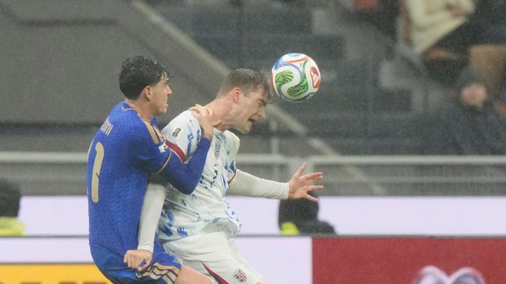 Sorloth sumó una asistencia en su duelo ante Raspadori, y sale reforzado del parón