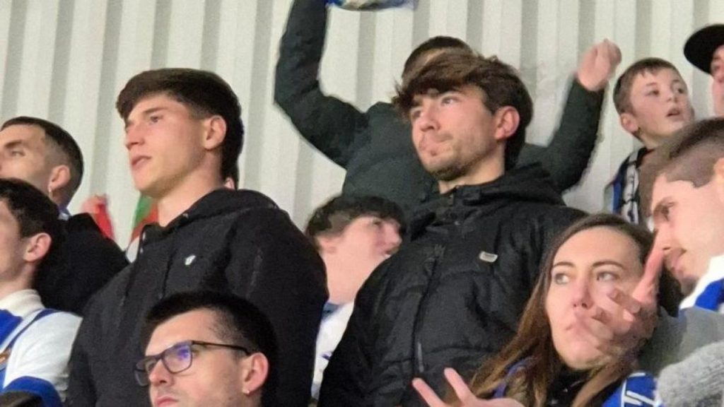 Varios jugadores del Sanse, aficionados de lujo en la grada visitante del Sadar