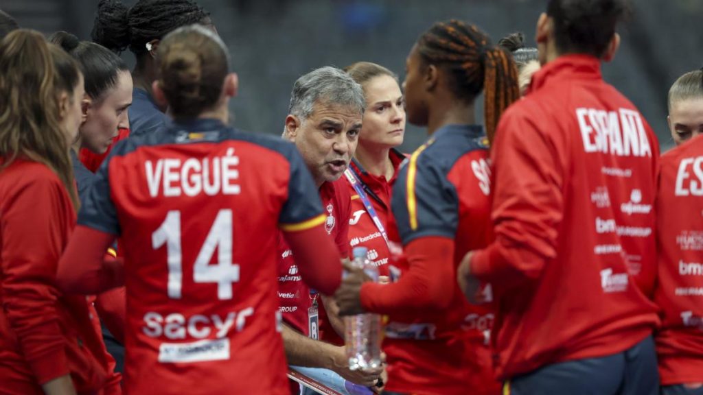 Ambros Martín, seleccionador español, tras el batacazo contra Islas Feroe: «Yo creo que hicimos un buen partido»