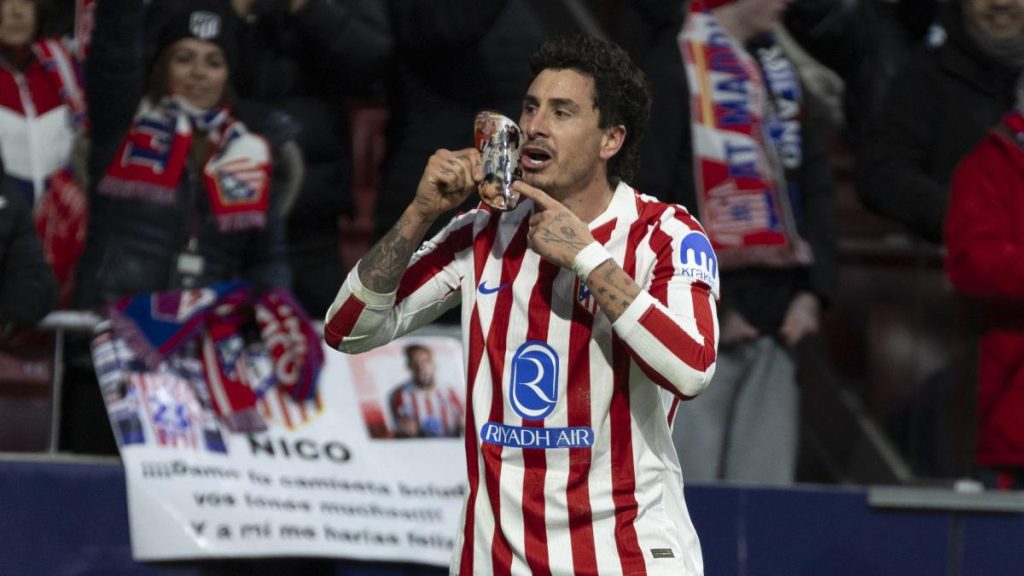 Giménez: «Al cabecear me acordé de mi familia, que me dan fuerza en el día a día»