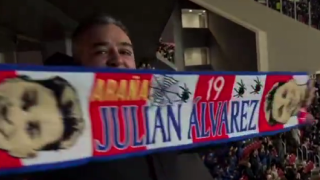 Así de emocionado cantó el padre de Julián el himno del Atlético en Champions