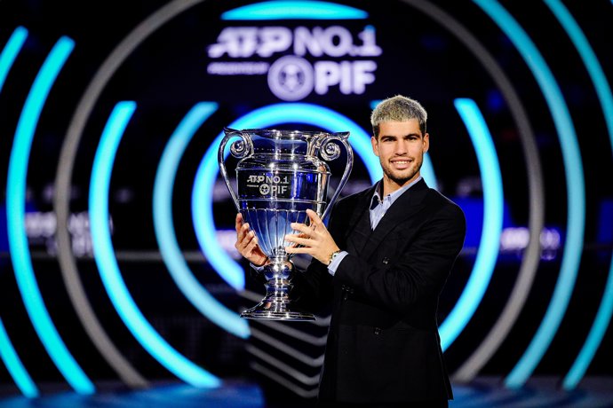 Alcaraz recibe el trofeo como número 1 del 2025