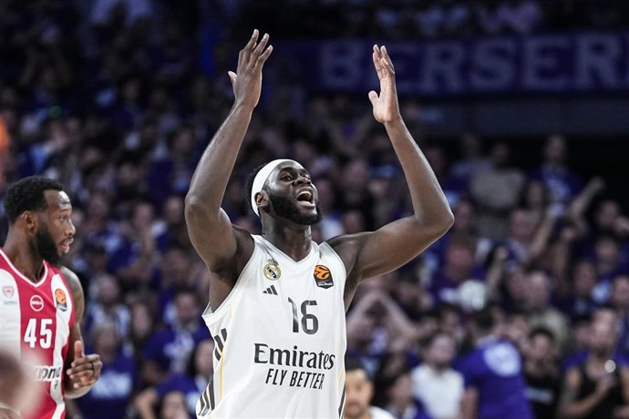 El Real Madrid despierta a tiempo y el Barça hace pleno con Orellana