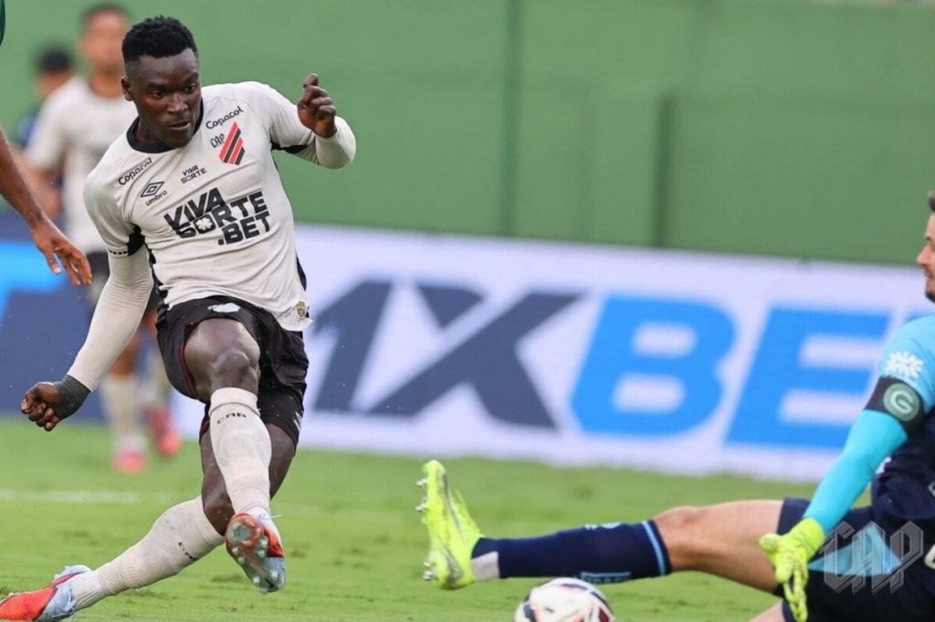 Athletico vence o Goiás na Serrinha e entra no G4 da Série B