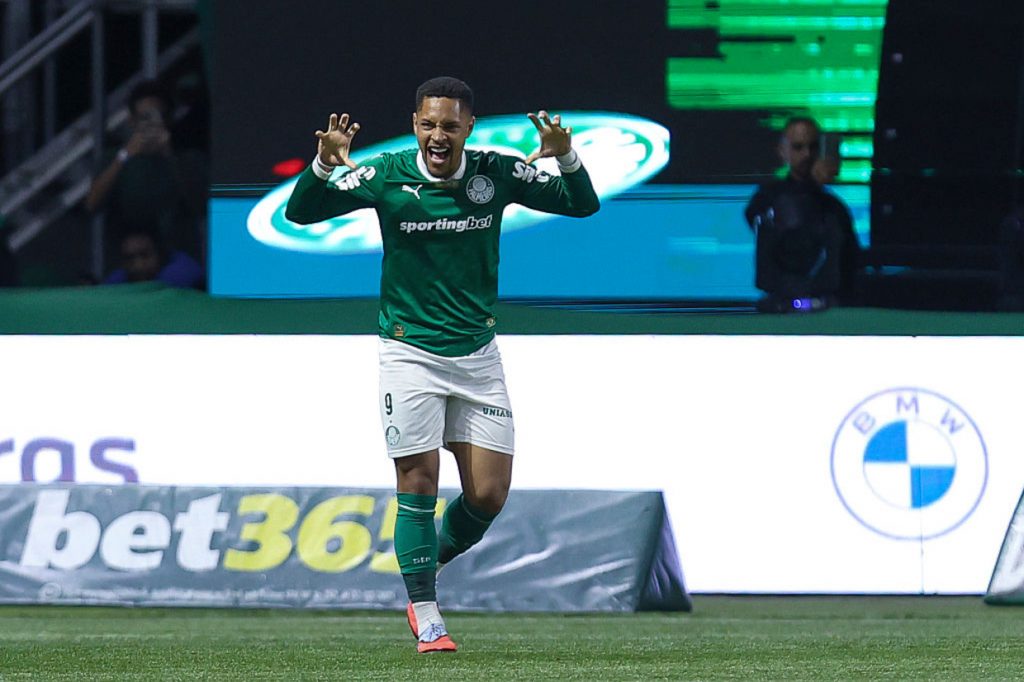 Palmeiras vai receber proposta de R$ 300 milhões por Vitor Roque, diz empresário