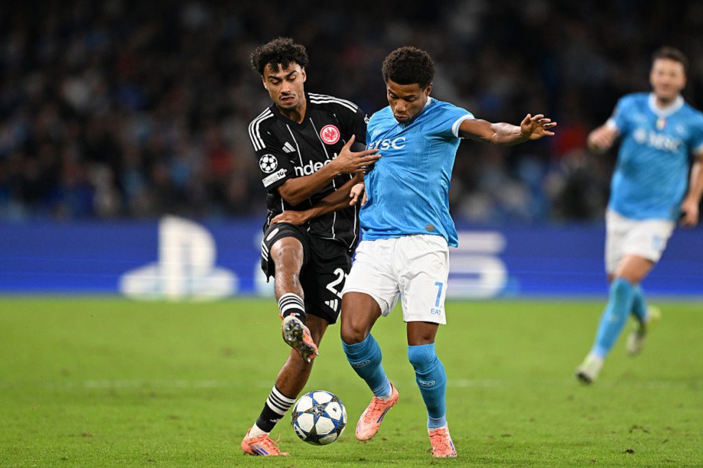 Napoli e Eintracht Frankfurt empatam sem gols na Itália e seguem no meio da tabela
