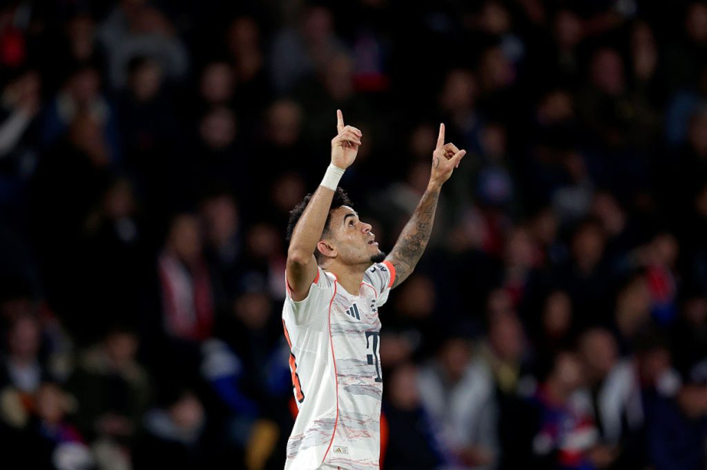 Luis Díaz marca dois contra o PSG e se torna o maior artilheiro colombiano na Champions