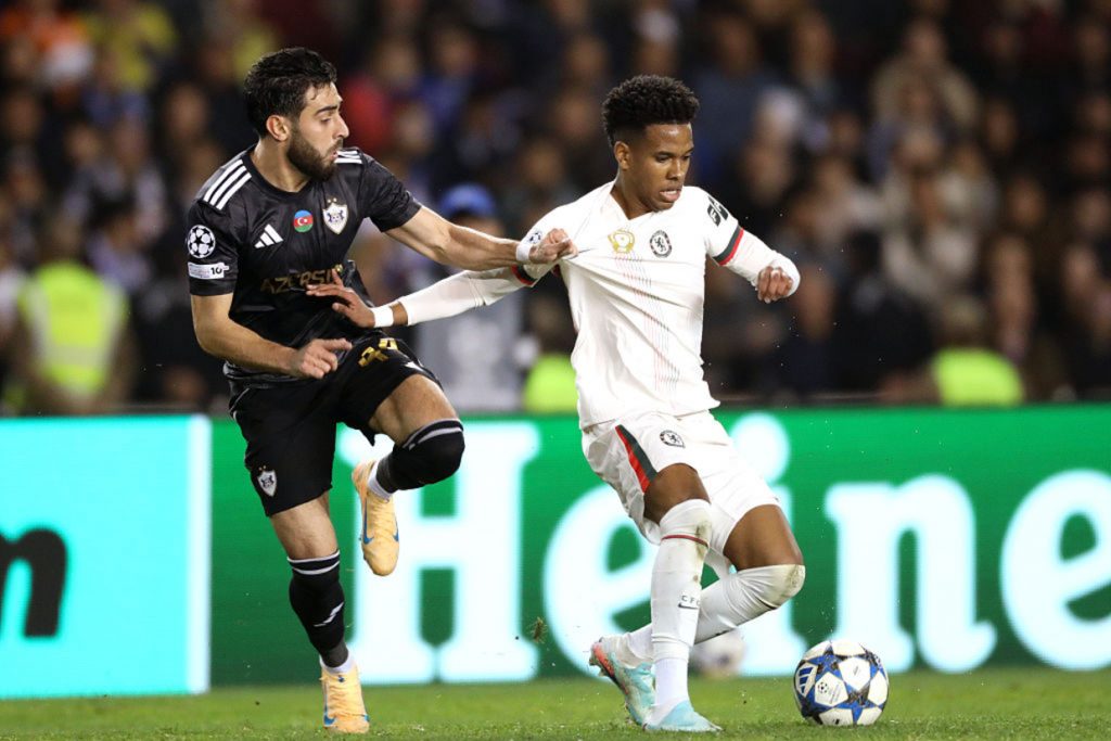 Estêvão marca, mas Chelsea falha na defesa e fica no empate com o Qarabag
