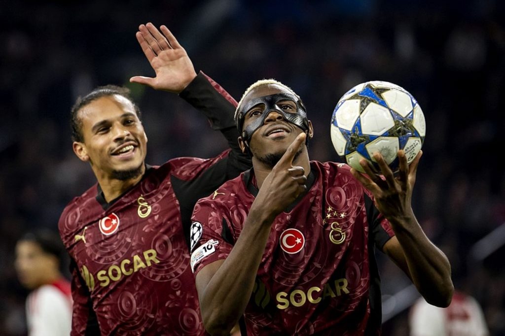 Osimhen se torna o segundo nigeriano a conseguir um hat-trick na Champions