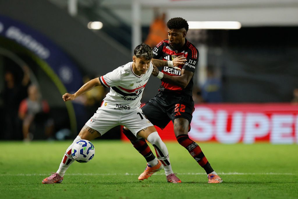 Fla sofre com um a menos, cede empate ao São Paulo e ‘abre caminho’ para o Palmeiras