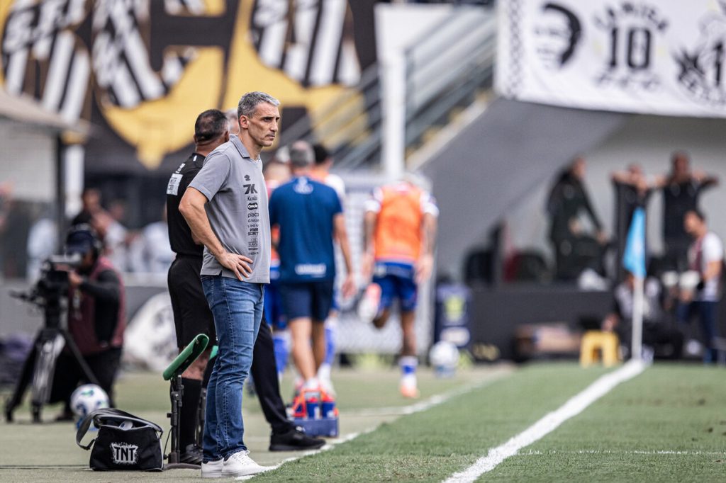 Santos tem duelos diretos e cinco confrontos com o G4 para escapar da queda