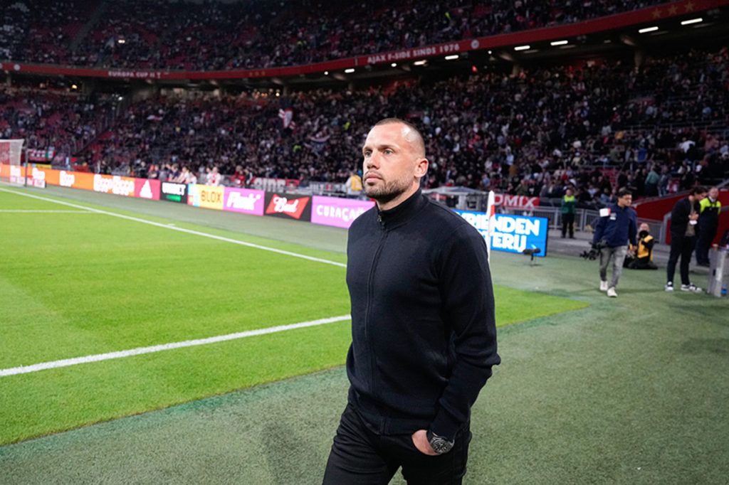 Zerado na Liga dos Campeões, Ajax demite John Heitinga
