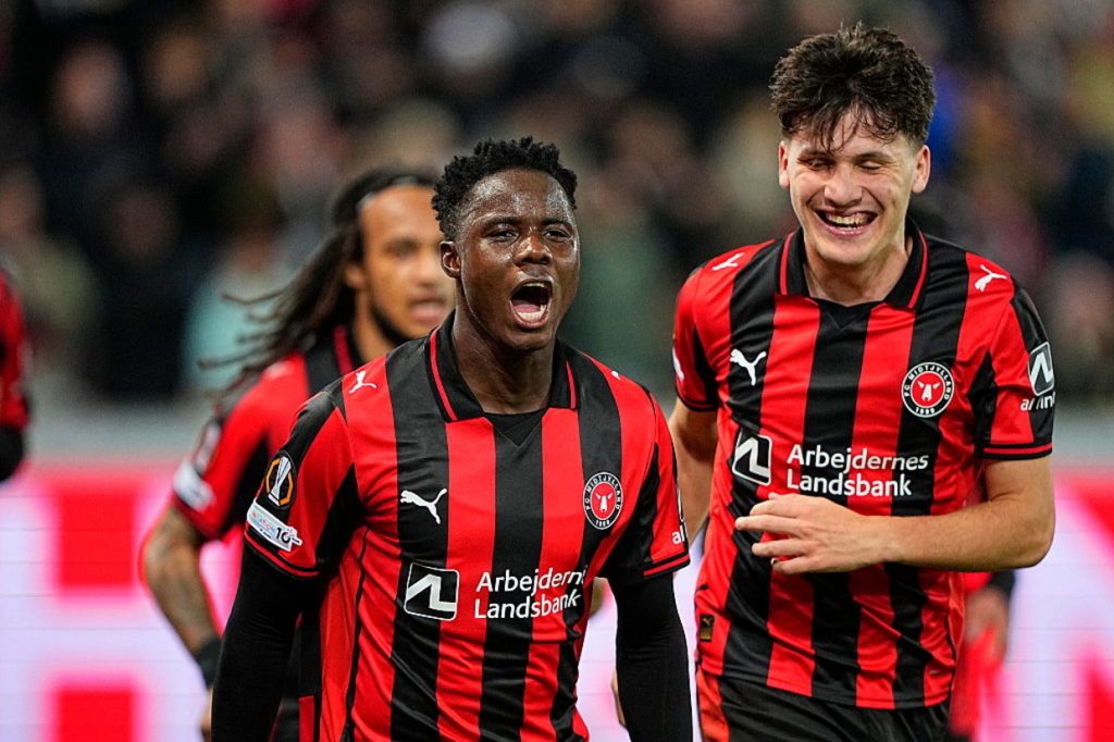 Sensação dinamarquesa dispara na liderança da Liga Europa; Nottingham e Porto tropeçam