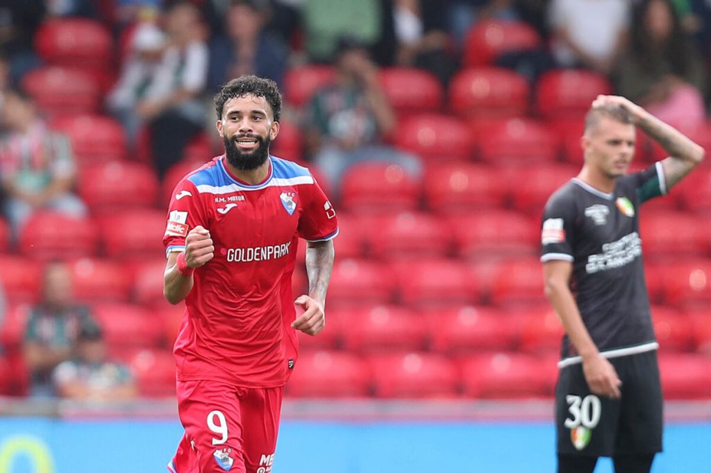 Atacante brasileiro segue os caminhos do pai e busca repetir feito raro em Portugal