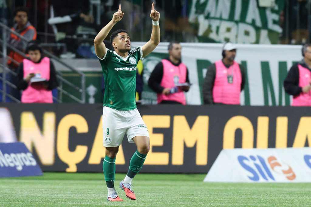 Vitor Roque castiga, Palmeiras complica Santos e dispara na liderança