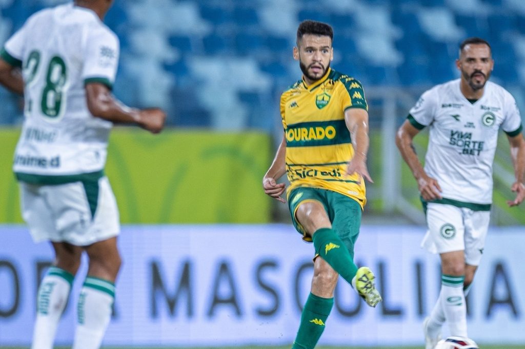 Goiás vence o Cuiabá e dorme de volta no G4 da Série B