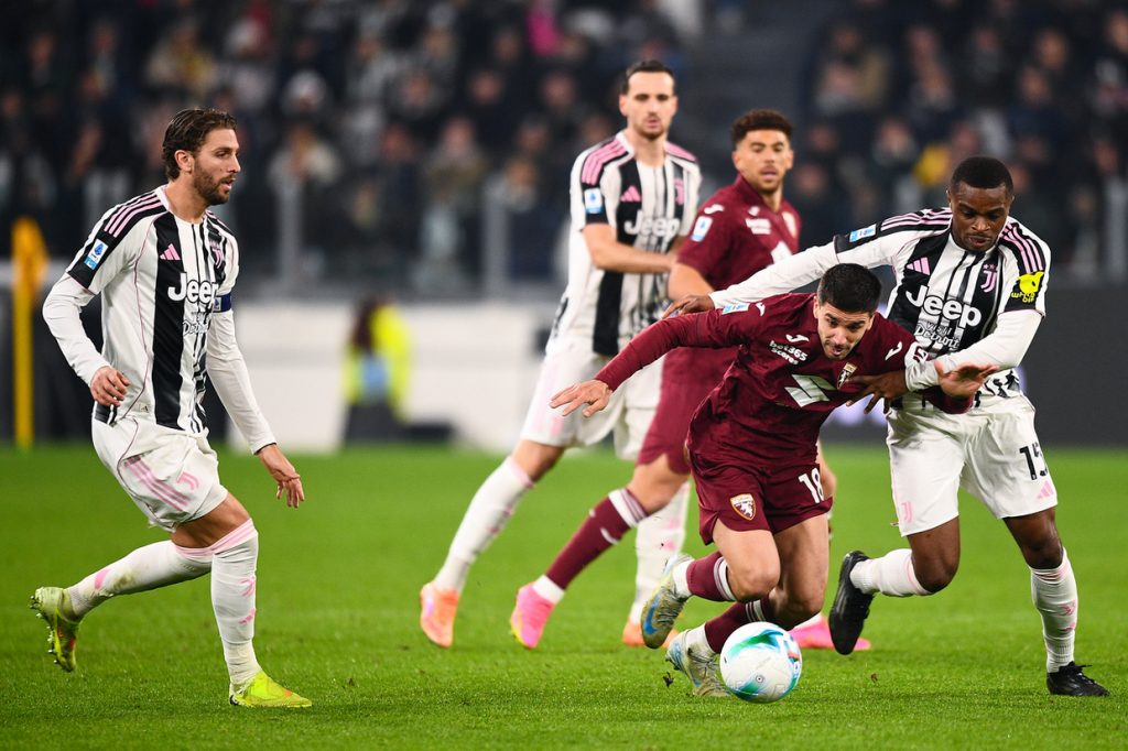 Juventus fica no empate com Torino e pode ver adversários dispararem