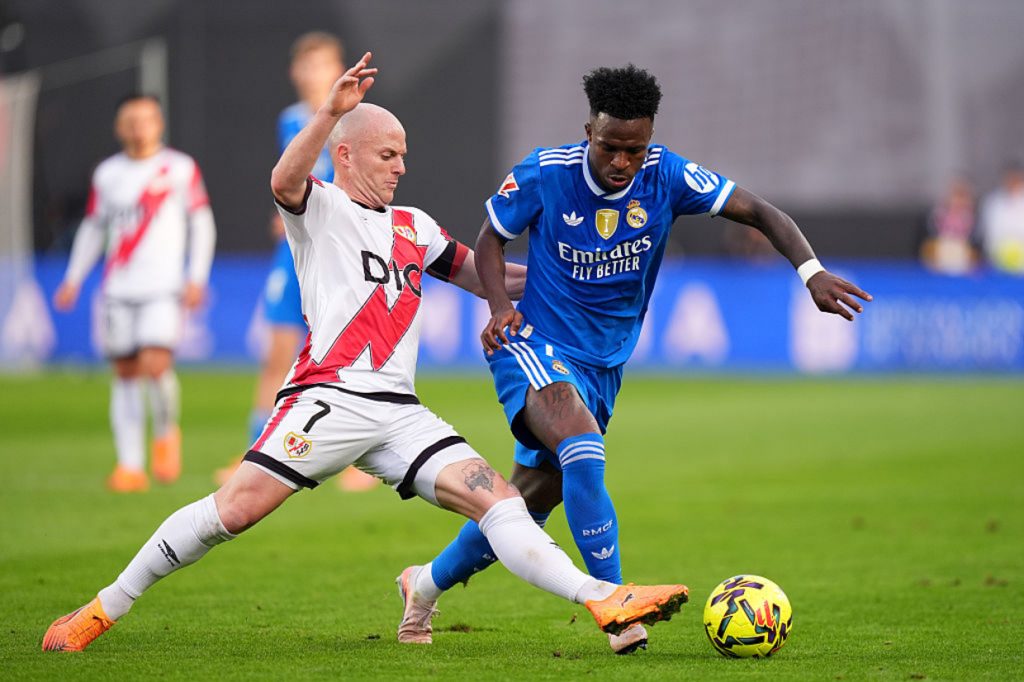 Real só empata com Rayo Vallecano, mas segue firme no topo de La Liga