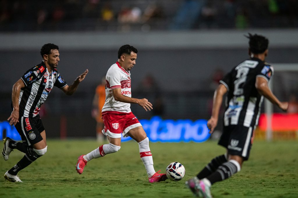 Jogo movimentado entre CRB e Operário termina empatado no Rei Pelé