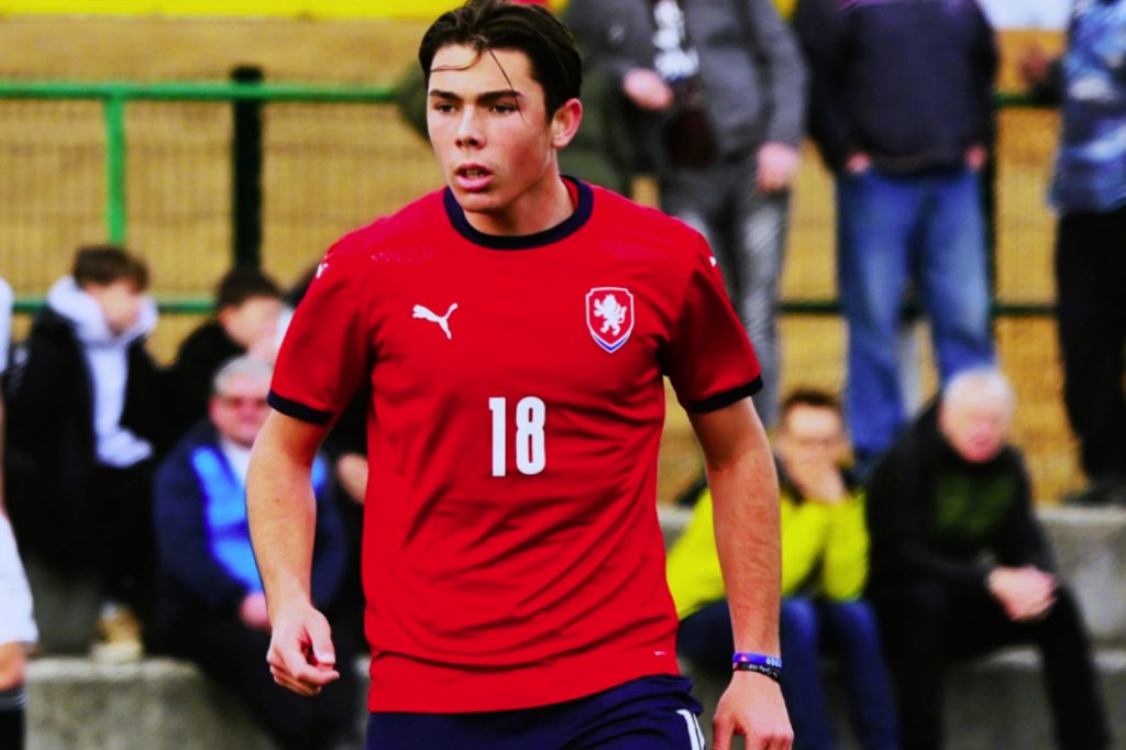 Tal pai, tal filho, mas nem tanto… Louis Buffon marca hat-trick e é destaque da seleção tcheca