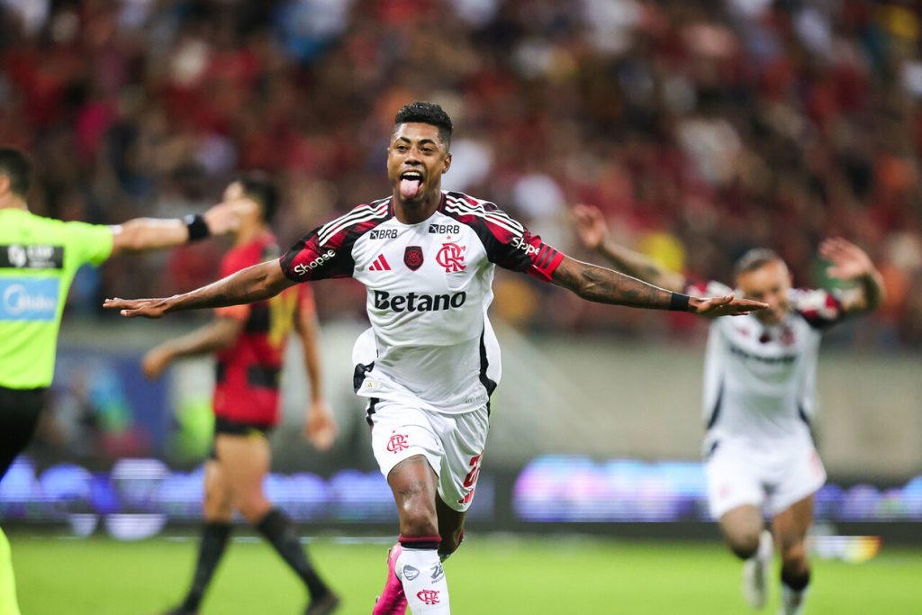 Flamengo aproveita expulsões, vence de virada e decreta o rebaixamento do Sport