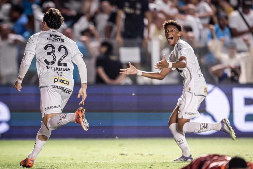 Santos vence o Clássico da Saudade nos acréscimos, sai do Z4 e tira o Palmeiras da liderança