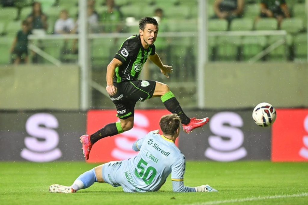 Sem grandes pretensões, América e Cuiabá sofrem com a chuva e ficam no empate