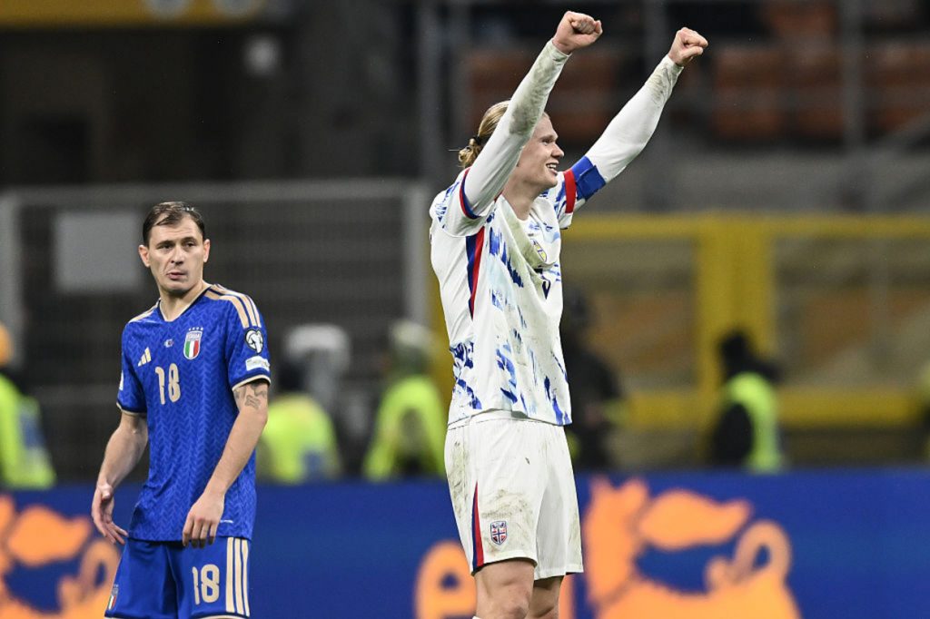Haaland brilha, Noruega retorna à Copa do Mundo e Itália vai para repescagem