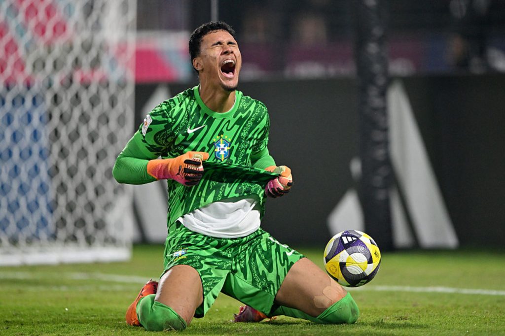 Seis pênaltis defendidos e duas classificações: Conheça o Menino da Vila herói no Mundial Sub-17