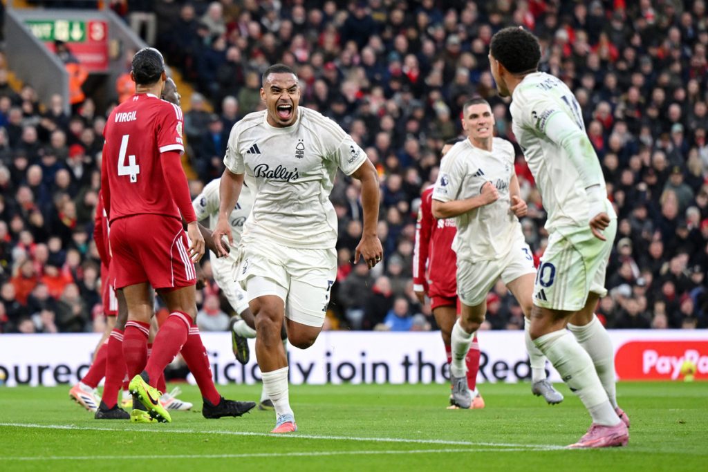 Com direito a gol de Murillo, Forest humilha o Liverpool em Anfield