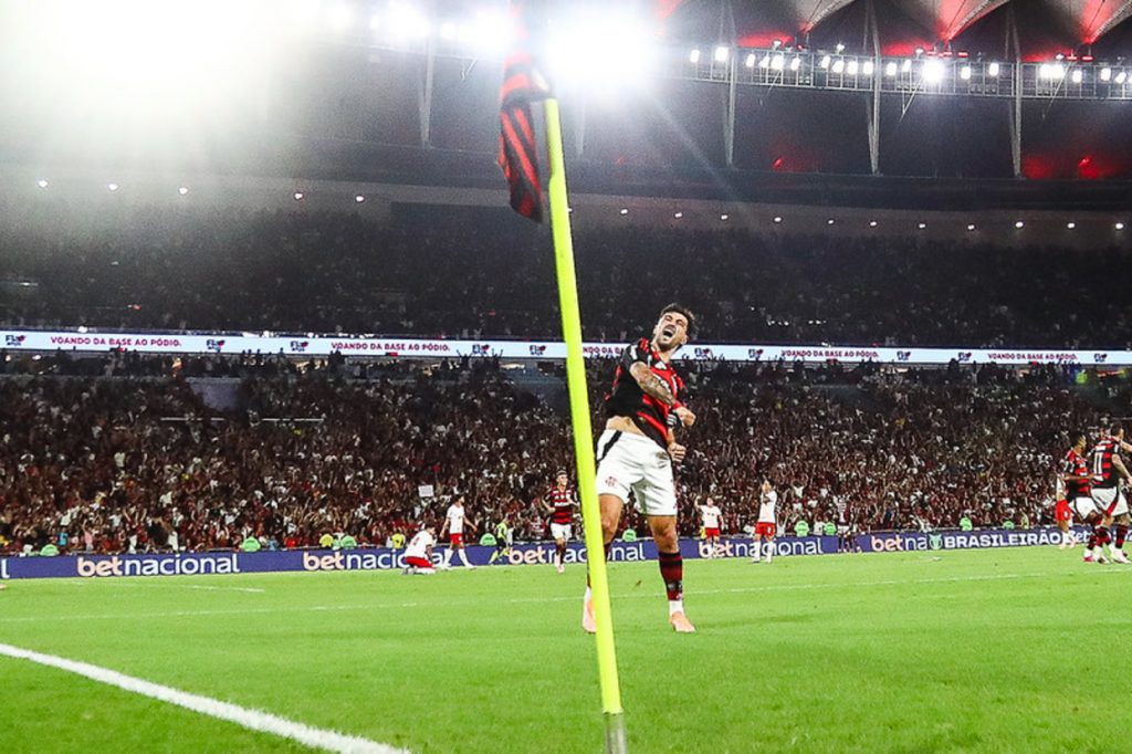 Flamengo domina o Bragantino no Maracanã e abre vantagem na liderança