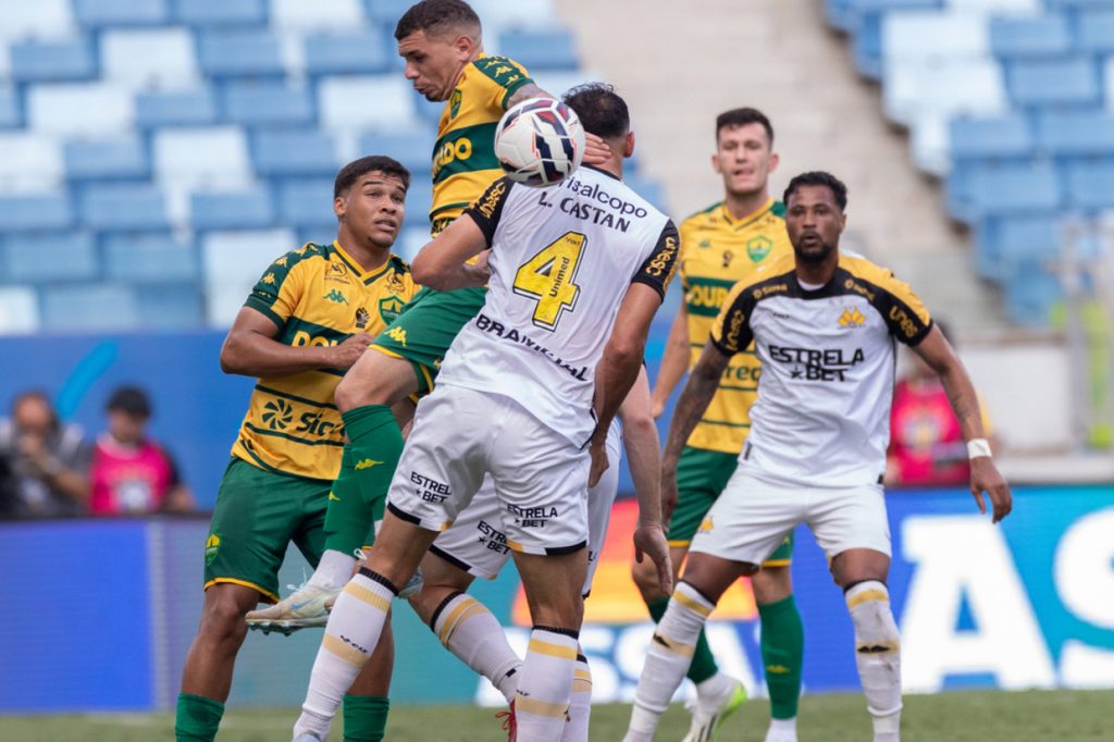 Criciúma sofre com expulsão, sucumbe ao Cuiabá e perde o acesso