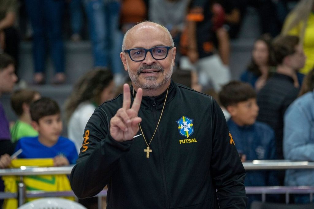 Wilson Sabóia completa uma década na seleção feminina com sequência histórica e apenas uma derrota