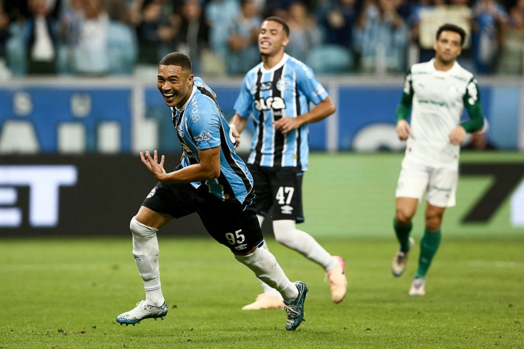 Palmeiras sofre virada do Grêmio no Sul e vê o troféu do Brasileirão ficar distante