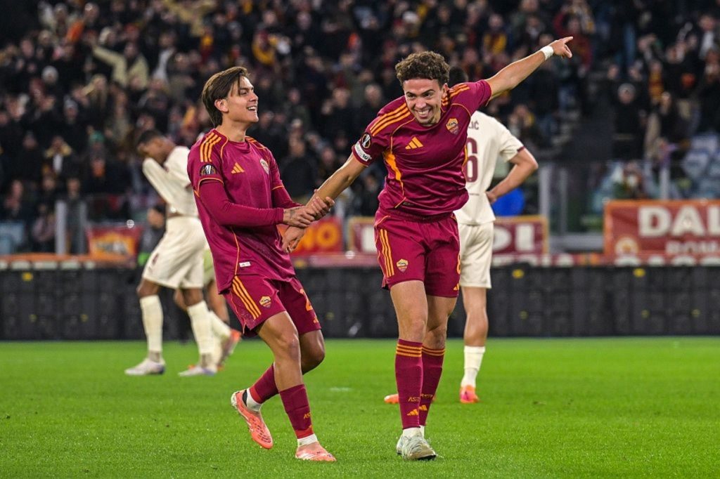 Roma tira a invencibilidade do líder da Liga Europa; Aston Villa e Porto encostam no topo