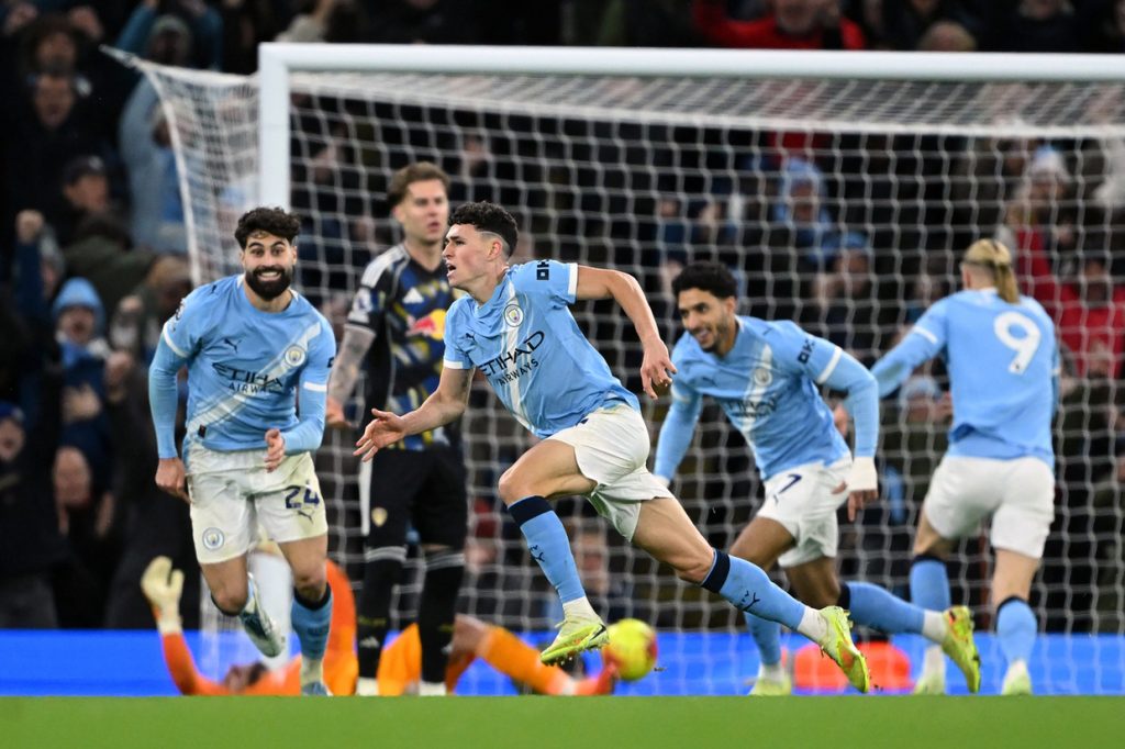 City permite reação do Leeds, mas marca nos acréscimos para vencer na Premier League