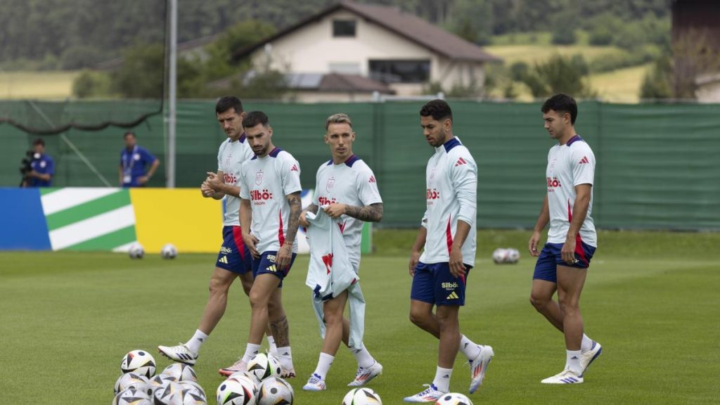 Guiño de Baena a Grimaldo, en plena búsqueda de un lateral por parte del Atlético