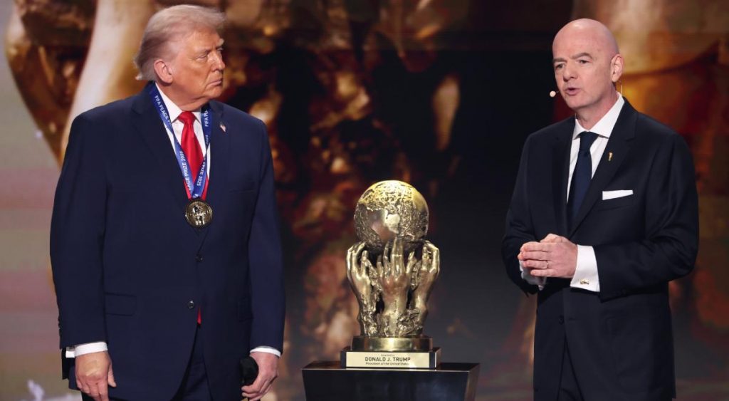 Donald Trump recibe polémico «Premio de la Paz» de la FIFA durante sorteo de la Copa Mundial 2026
