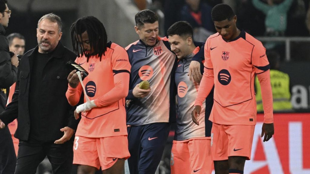 Gesto cómplice de Flick con Lewandowski tras dejarlo sin minutos