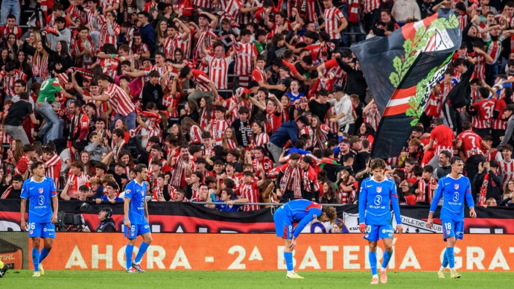 Un aficionado del Atlético resultó herido leve tras unos incidentes tras el partido en San Mamés