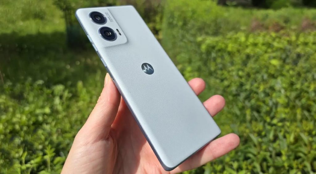 Cuerpo cubierto de cuero vegetal, cámaras 4K y núcleo GAMER: este Motorola es muy potente y bajó su precio por Navidad
