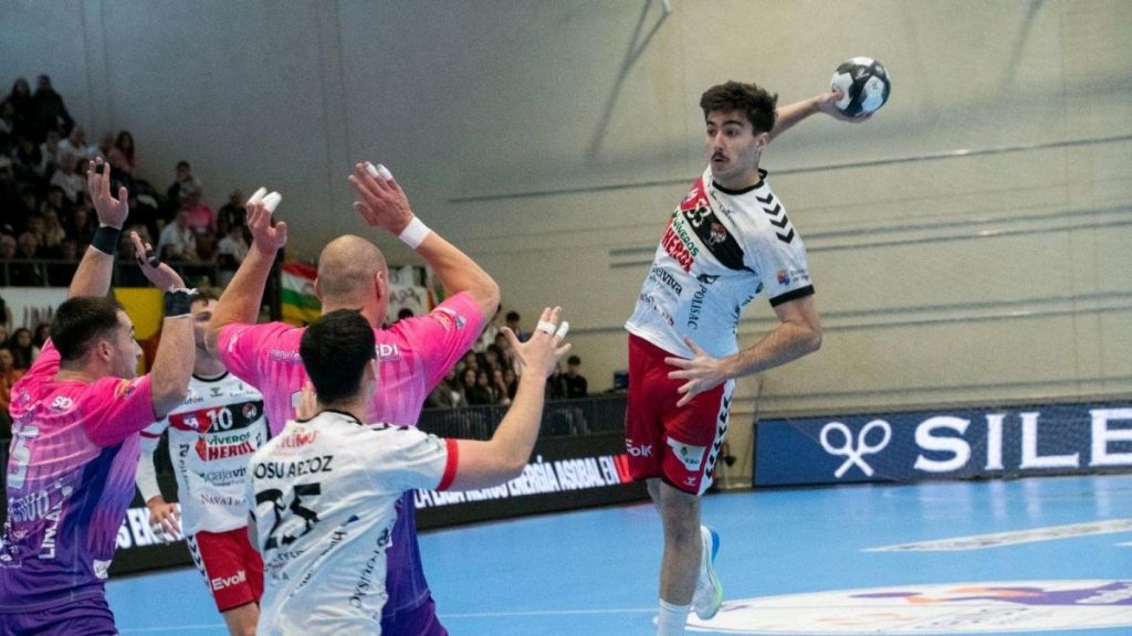 21-17: Batacazo incomprensible en lo alto de la Liga ASOBAL para alegría del Barça