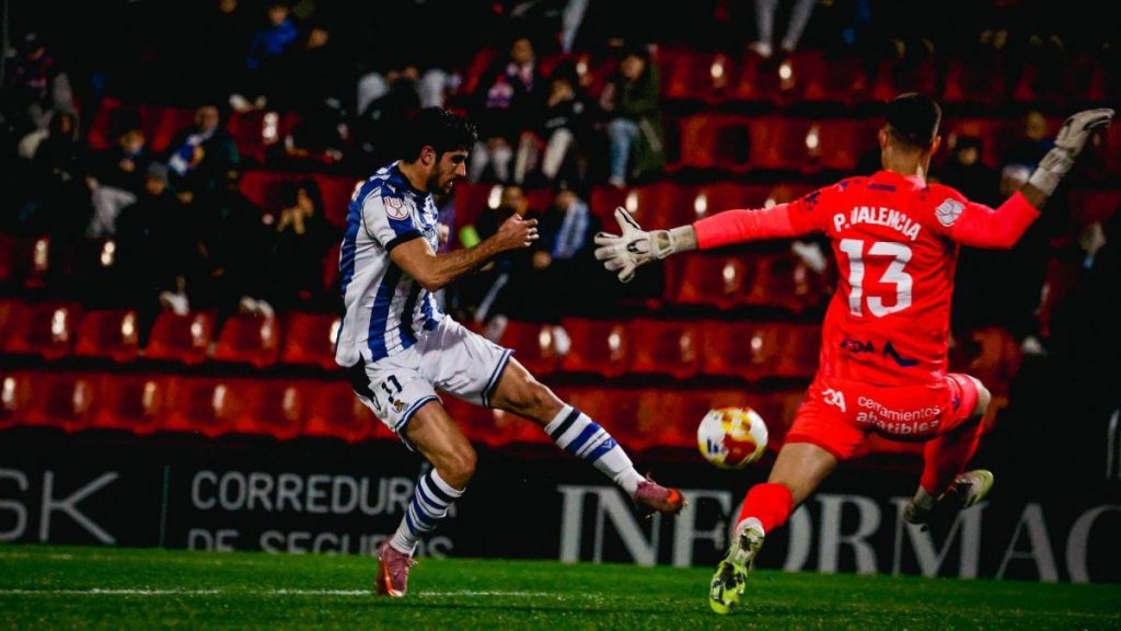 La Real Sociedad sobrevive al desastre y elimina al Eldense sobre la bocina