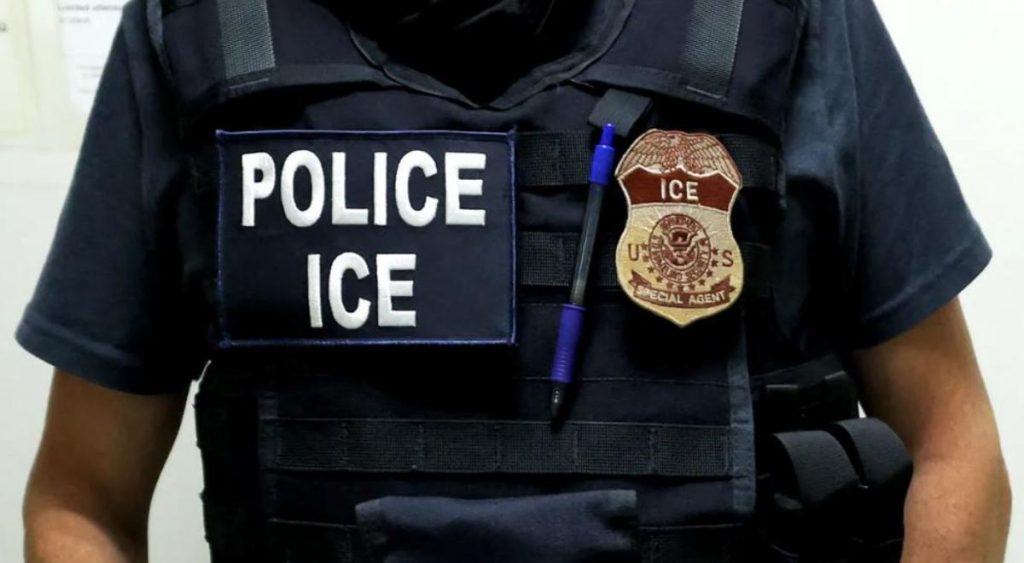 ¿Cuáles son mis derechos si ICE viene a mi casa? Estos es lo que debes saber