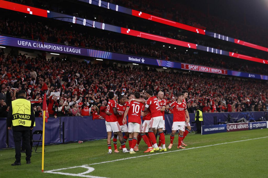 Benfica vence Napoli e mantém sonho vivo de classificação