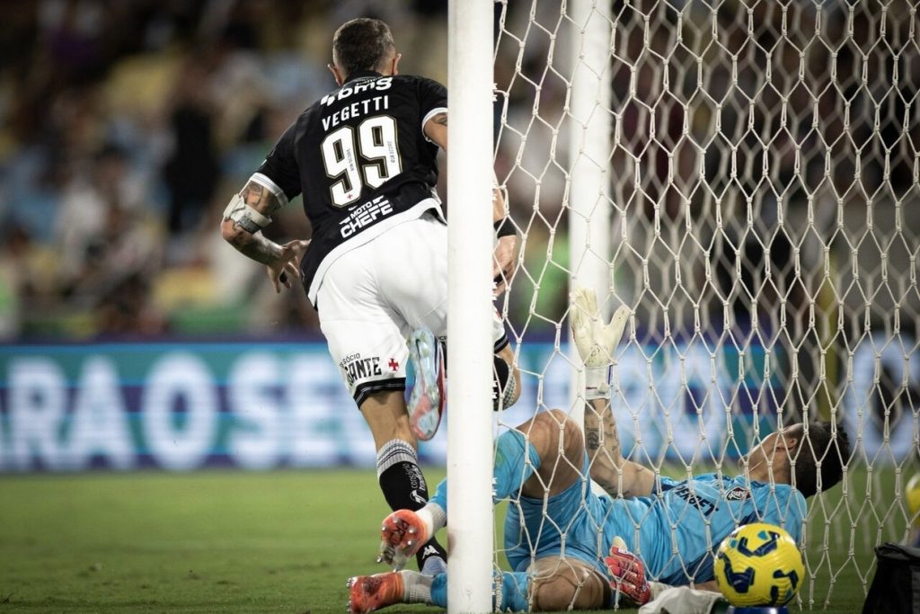 Vegetti decide no último lance, Vasco vira sobre Fluminense e sai na frente na Copa do Brasil