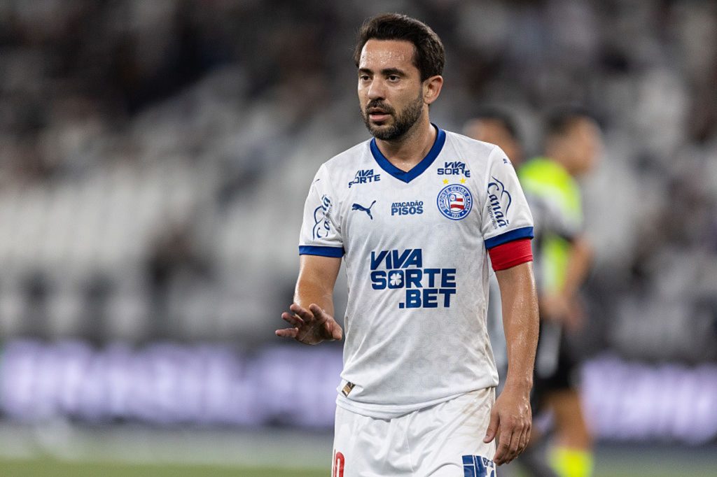 Bahia anuncia renovação de Éverton Ribeiro